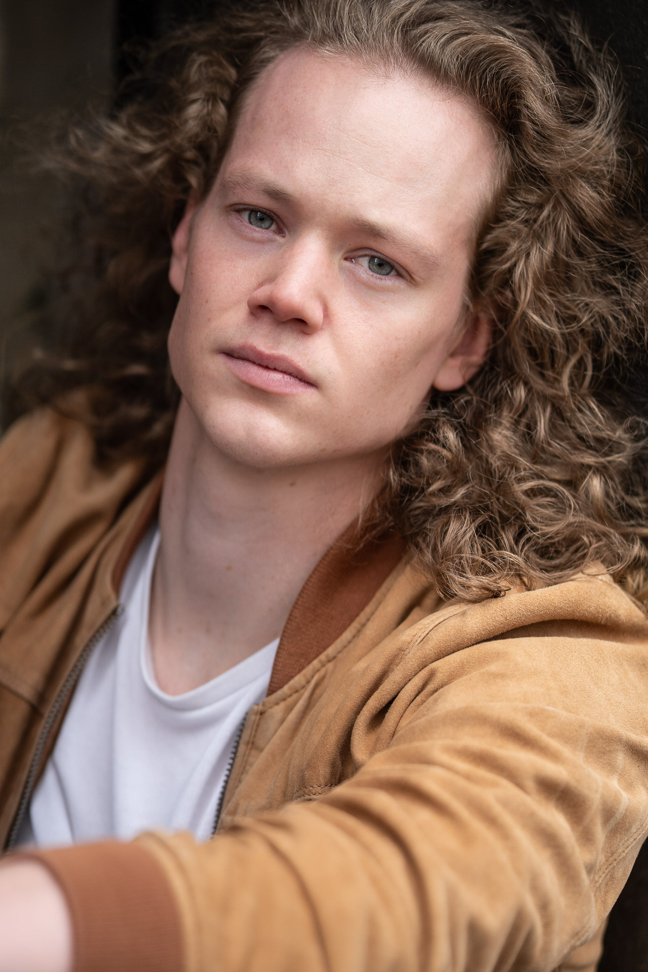 Headshot von Sven Thimsen mit brauner Lederjacke