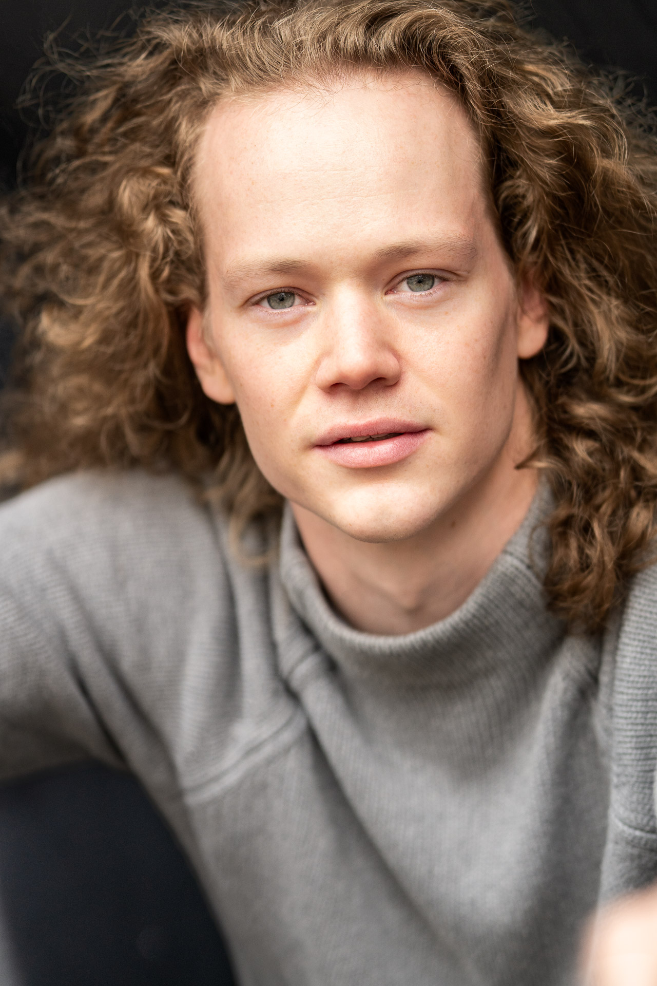 Headshot von Sven Thimsen sehr nah mit offenen Haaren